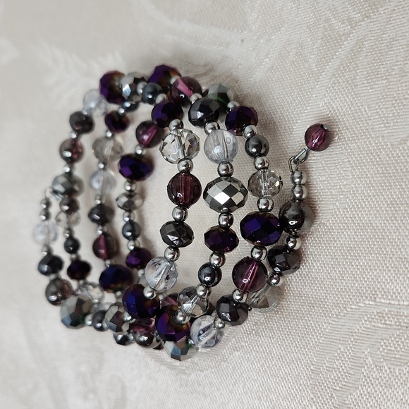 Purple silver wrap bracelet with iridescent beads - Picture 2 of 3
